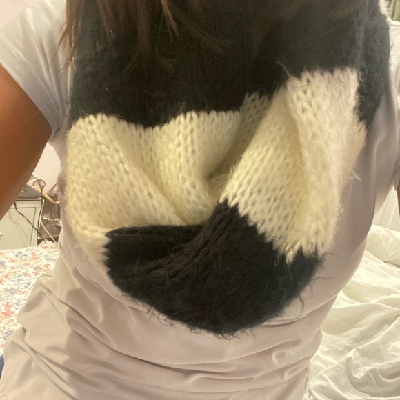 Black and white infinity scarf. Easy to put on - Picture 1 of 3